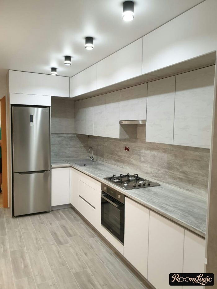 110 square feet kitchen design to the ceiling