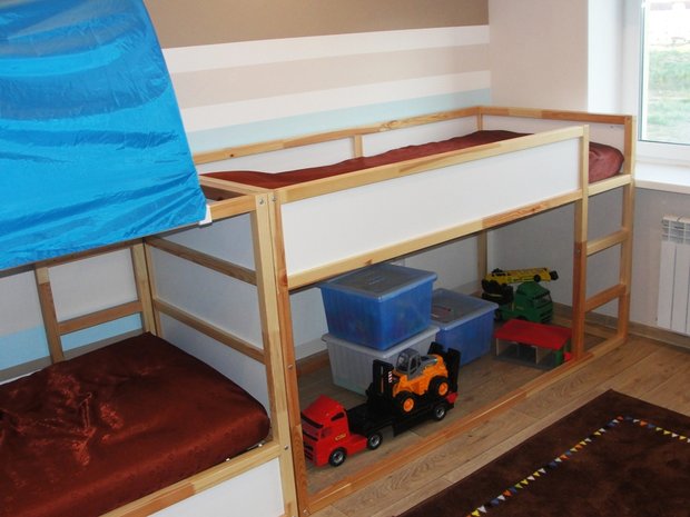 2-story bed in kids' room