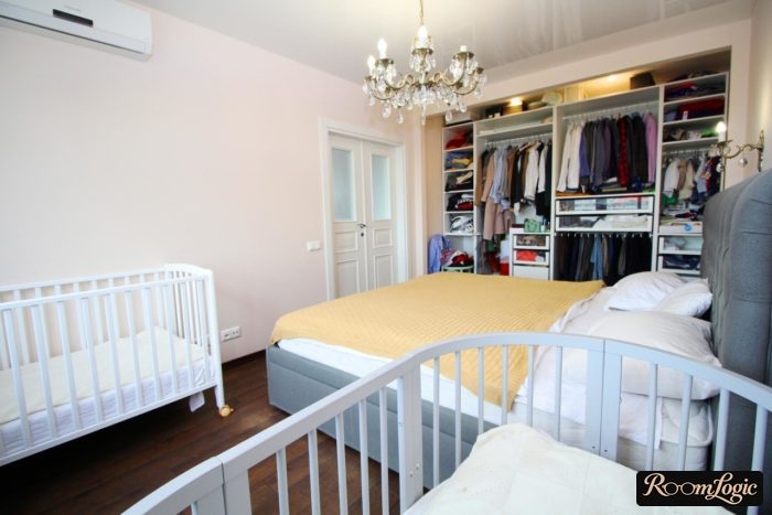 a bedroom with 2 children 1
