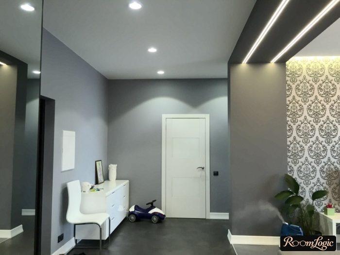 A real entryway with gray walls and a matte stretch ceiling