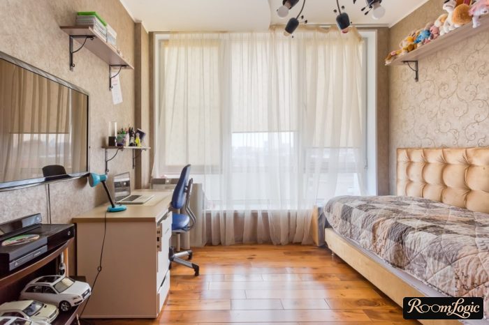arrangement of furniture in teenage boy's room