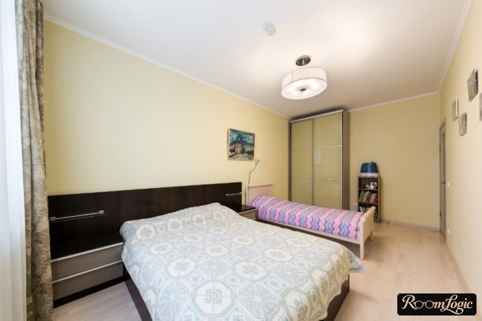 arrangement of kids' and parents' beds in the bedroom