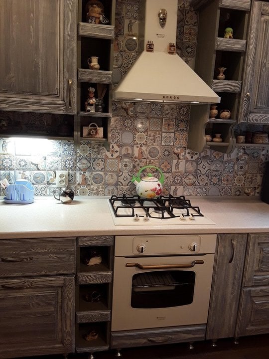 backsplash for kitchen made of square tiles with a pattern