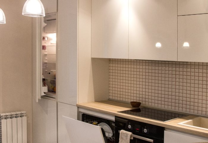backsplash for kitchen made of white mosaic with black grout