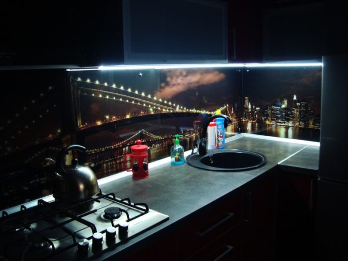 backsplash lighting from glass on the kitchen