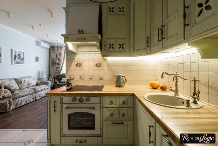 backsplash lighting in a green kitchen in provence style