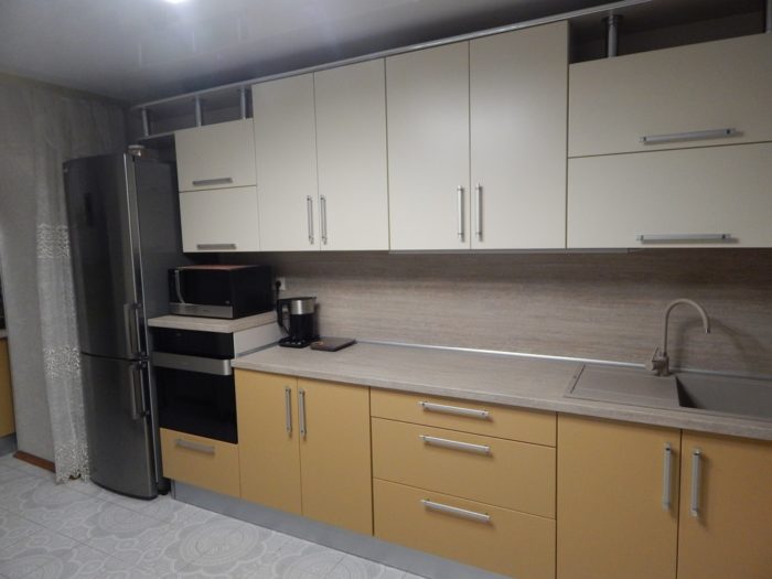 backsplash of the kitchen made of particleboard same as the countertop