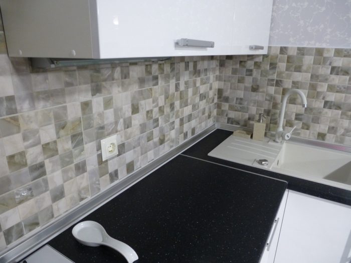 backsplash of tile pseudo-mosaic