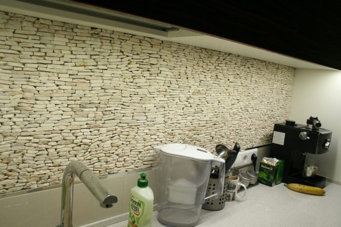 backsplash with mosaic of small stone