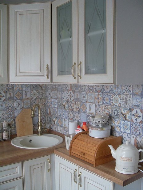 backsplash with patterned tile in small kitchen