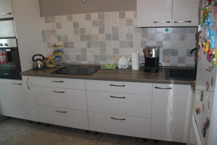 backsplash with small square tile