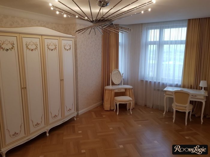 baroque style in a teenage girl's room