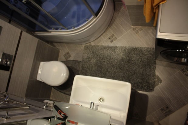 bathroom design in one-bedroom apartment