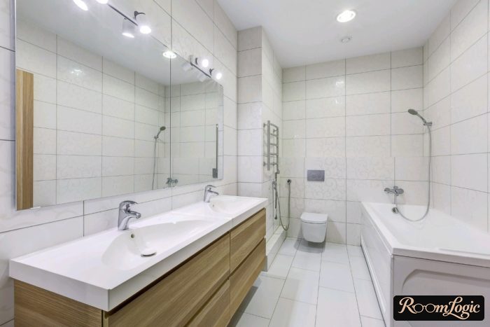 Bathroom in light tones with tiled pattern