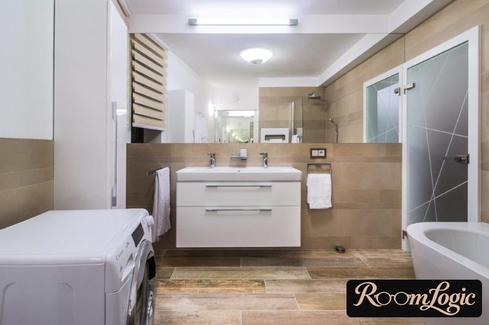 Bathroom in Scandinavian style with wood-look tile