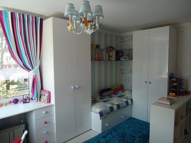 bed in the corner of the kids’ room