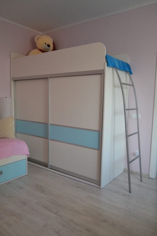 bed on a shelf in kids’ room