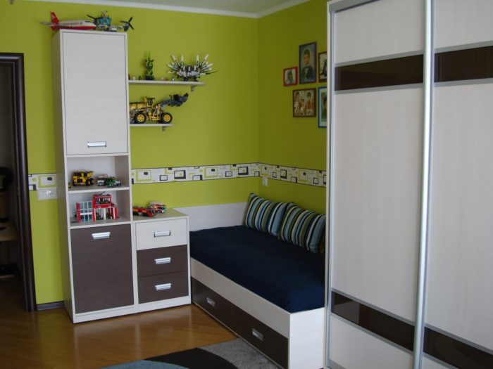 bed placement in kids’ room