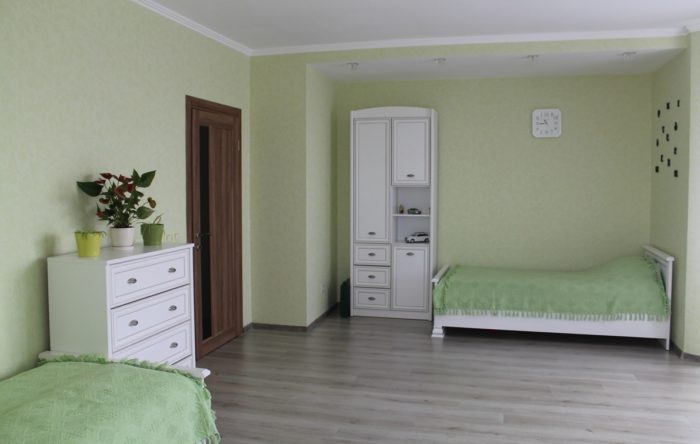 bed placement in kids’ room for two