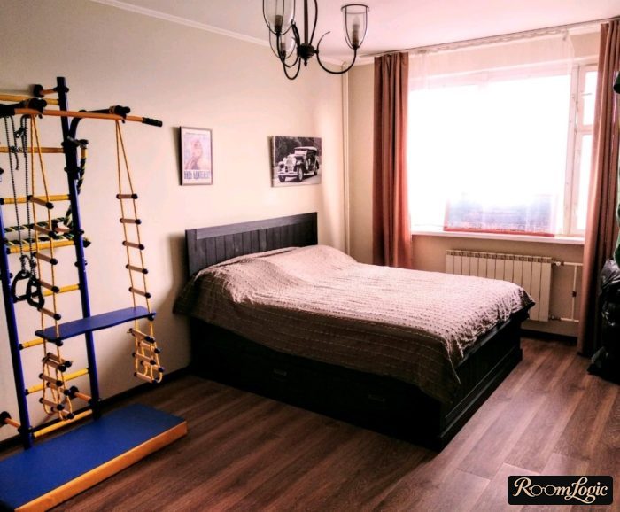 bedroom with kids' play zone