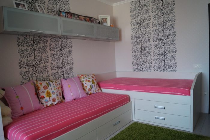 beds for two girls perpendicular to each other