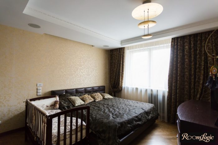 Bedside crib in the bedroom