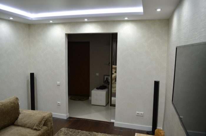 Beige wallpaper with a subtle pattern