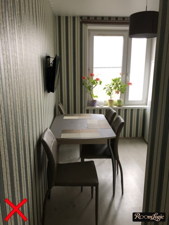 Beige wallpaper with green stripes on the kitchen