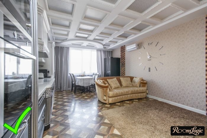 Beige wallpaper with non-obtrusive pattern in the kitchen-dining room