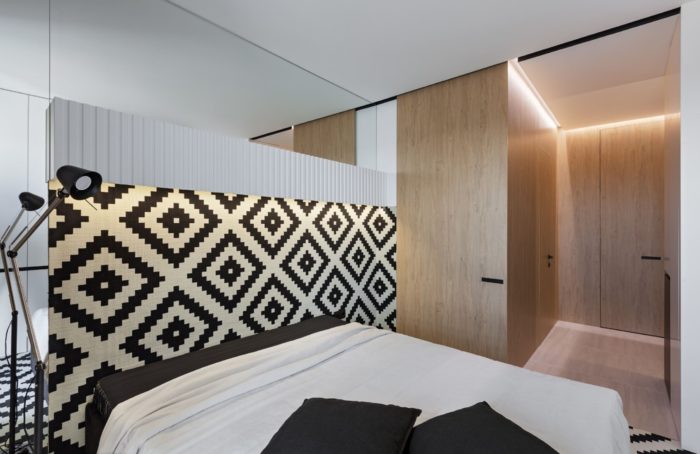 black and white pattern on the wall in the bedroom