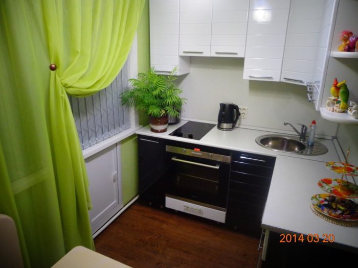 black bottom white top on the kitchen in the tiny apartment