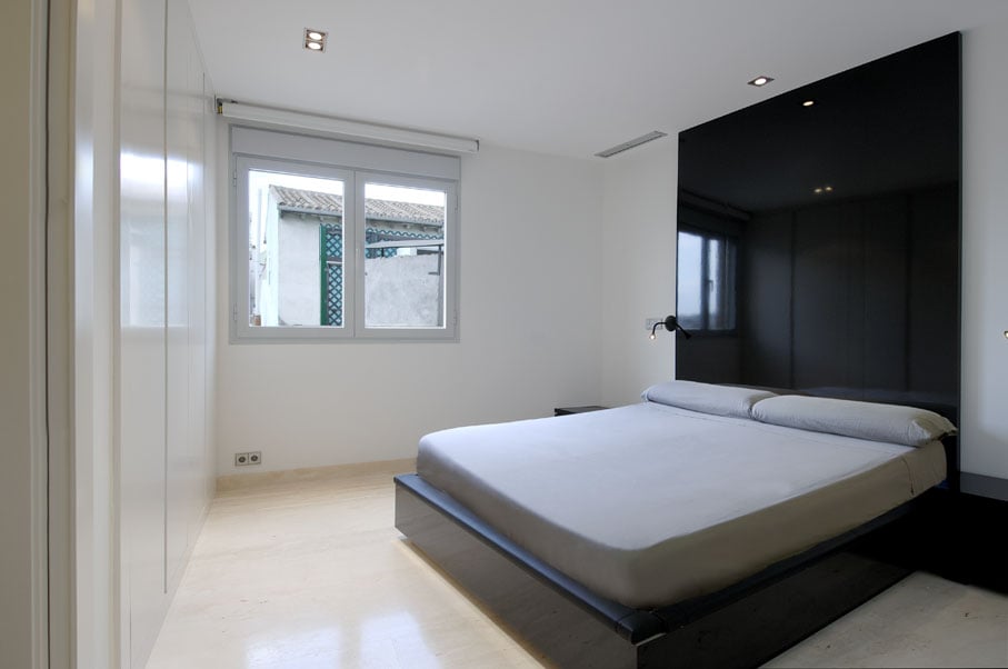 Black gloss in white bedroom