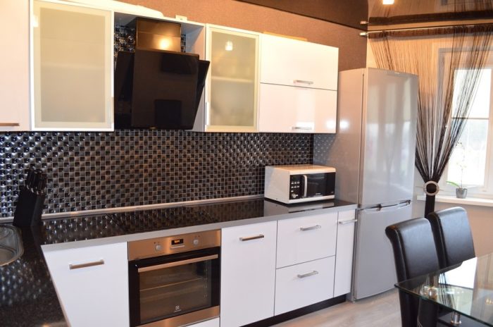 black tile backsplash mimicking mosaic