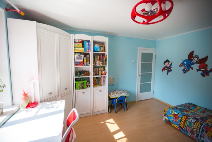 blue walls in kids' room for boy