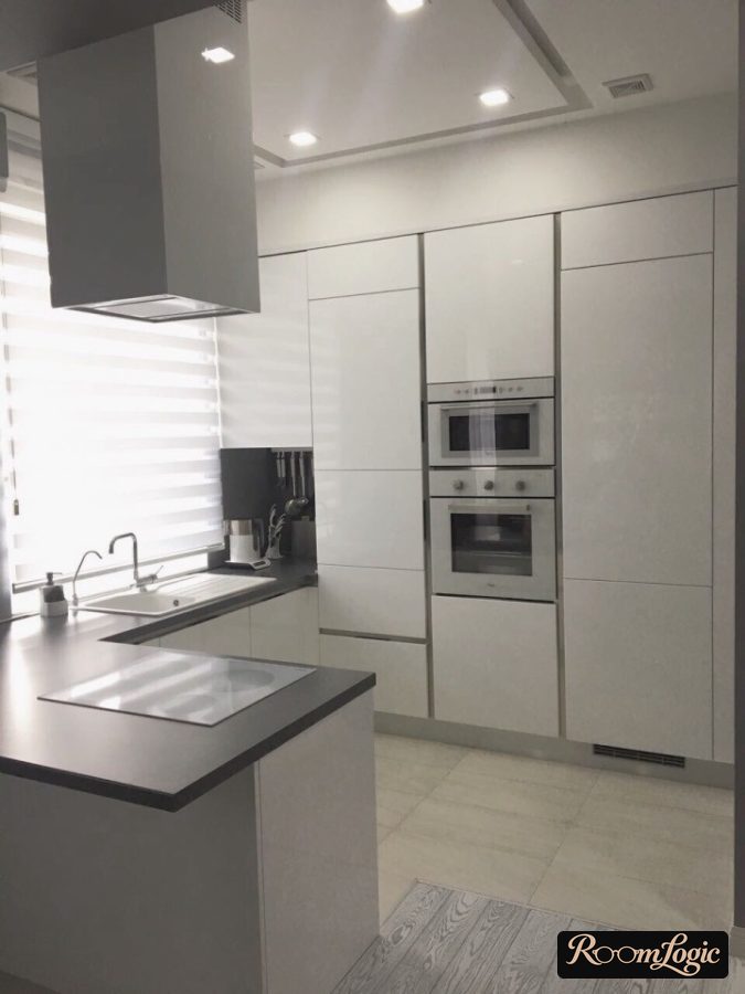 Breakfast bar-island in a white kitchen
