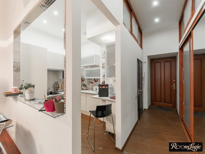 Breakfast bar made of glass in the window between the kitchen and living room