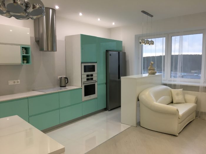 breakfast bar to separate kitchen and living room