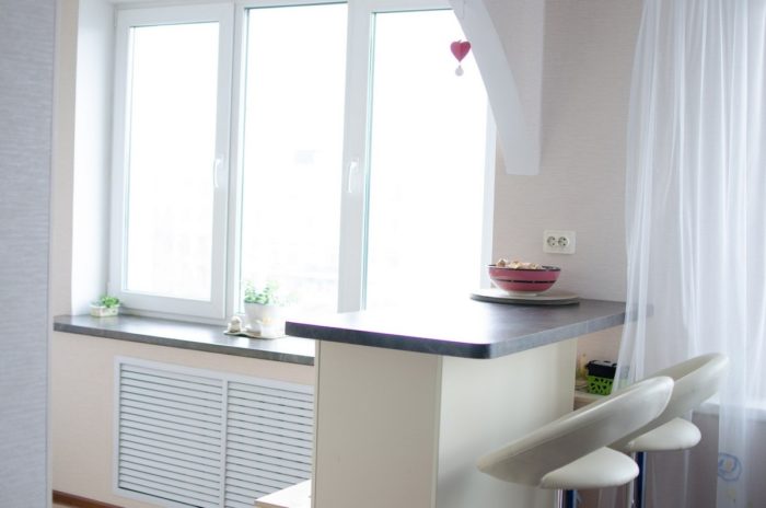 breakfast bar with built-in upper cabinets