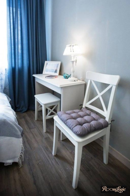 Brown laminate flooring in a teenage girl's room