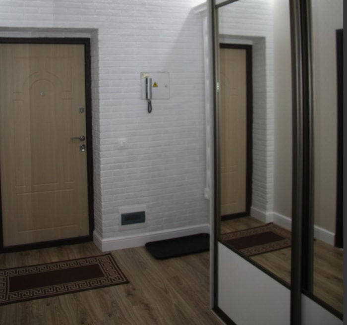 brown laminate in the entryway