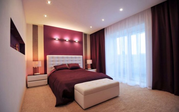 Burgundy wallpaper in the bedroom