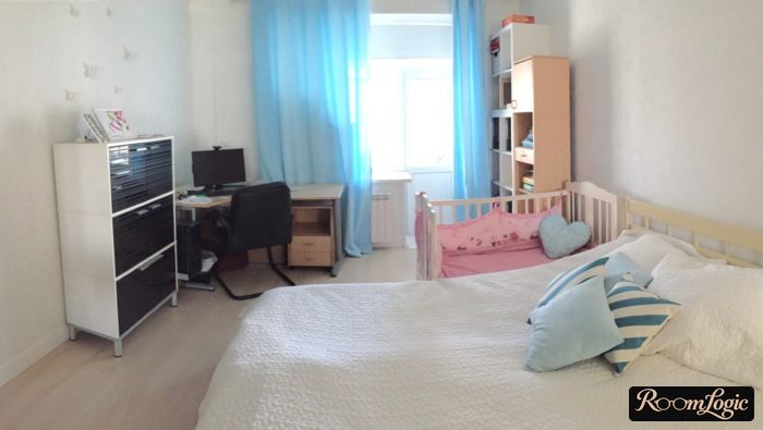 child's crib in a bedroom-office