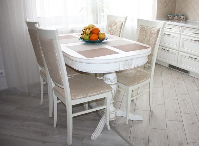 Choose tile or laminate for the kitchen floor