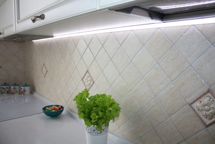classical design backsplash with tile in diamond shape