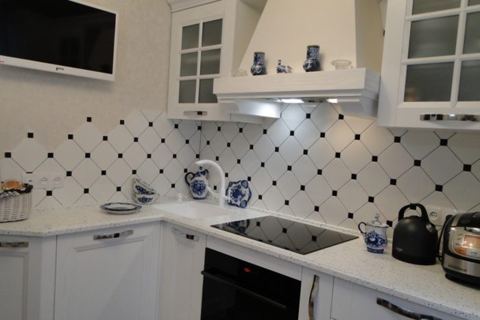 classical kitchen design with tile backsplash in diamond shape