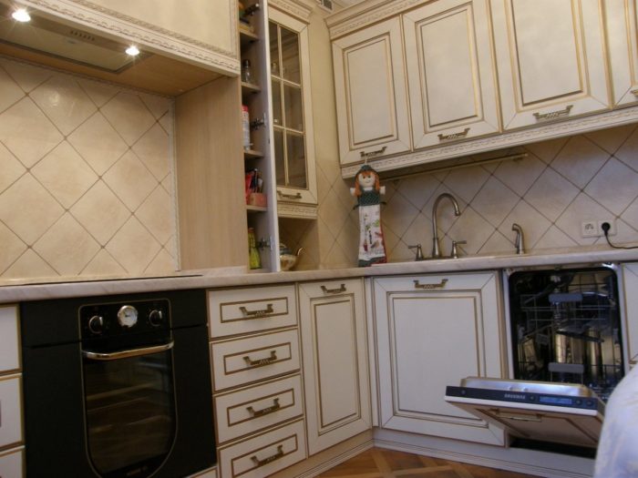 classical square tile layout on backsplash