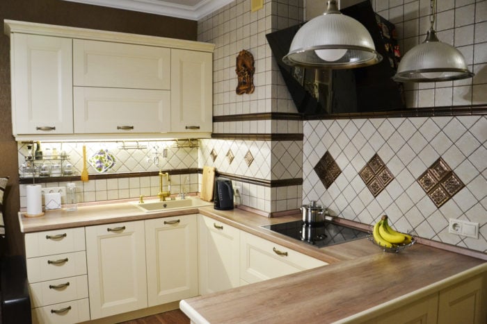 Classical U-shaped corner kitchen
