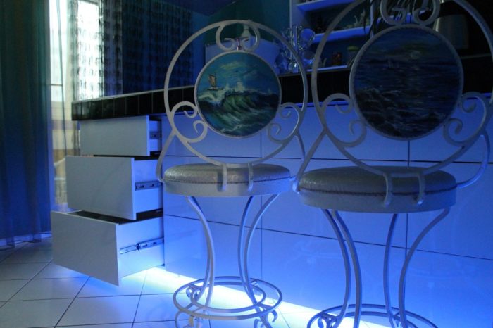 closed breakfast bar with drawers