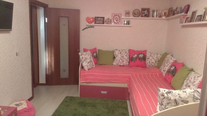 color combination in a girls' bedroom