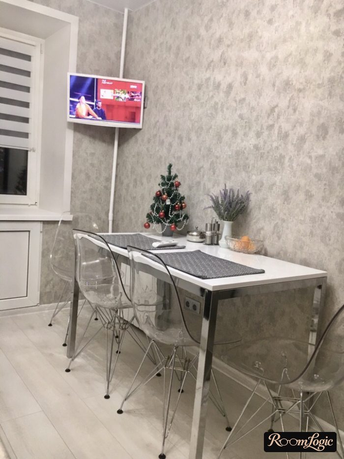 combination of calm gray wallpaper with a modern kitchen interior